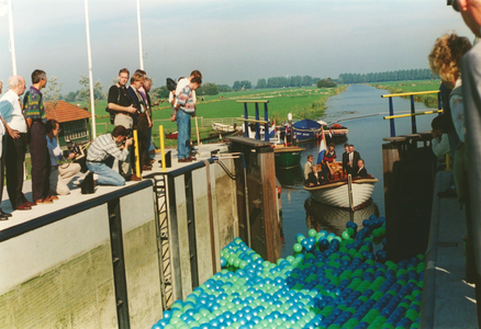 848506 Afbeelding van de feestelijke opening van de vernieuwde Oudhuizersluis bij Wilnis.